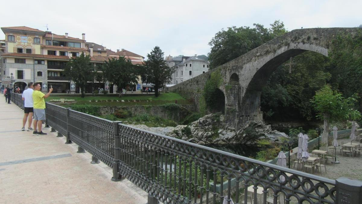 Apartamento Con Terraza Al Puente Romano Apartment Cangas de Onis Exterior photo